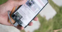 Ilustrasi pengguna mengganti baterai smartphone secara mandiri sebagai dampak kebijakan “Right to Repair” Uni Eropa yang mulai berlaku 2027. (Sumber: Pexels)