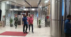 Tersangka kasus dugaan korupsi terkait pengelolaan pertambangan batu bara PT Asmin Koalindo Tuhup (AKT) digiring ke mobil tahanan di Kejagung, Kebayoran Baru, Jakarta Selatan, Kamis, 23 April 2026. (Sumber: Poskota/Ali Mansur)