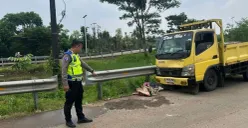 Petugas kepolisian melakukan olah TKP kecelakaan yang menewaskan gadis belia di Jalan Bomang, Kamis, 23 April 2026 siang. (Sumber: Dok. Polres Metro Depok)
