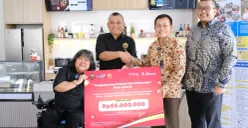 Direktur Kepatuhan Bank Jakarta, Ateng RIvai, didampingi Sekretaris Perusahaan Bank Jakarta, Arie Rinaldi, saat menyerahkan Bantuan penunjang pelatihan kepada Ketua Pembina Yayasan Solidaritas Difabel Indonesia, Suty Karno. (Sumber: Istimewa)