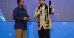 Raffi Ahmad mengenakan selempang Duta Kehormatan BPJS Kesehatan saat menerima penunjukan resmi didampingi jajaran pejabat BPJS Kesehatan. (Sumber: Instagram/@raffinagita)
