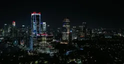 Pemprov DKI menggelar pemadaman lampu serentak selama 60 menit. Simak daftar wilayah, ikon kota, dan jalan utama yang ikut dalam aksi Hari Bumi 2026. (Sumber: Pexels/Ferdinand F Eman)