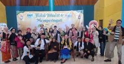 Alumni SMA N 20 Jakarta Angkatan 1976 berfoto bersama saat Halal Bihalal dan peringatan 50 tahun kelulusan di Auditorium Perkampungan Budaya Betawi, Setu Babakan, Jagakarsa, Jakarta Selatan, Sabtu, 25 April 2026. (Sumber: Poskota/Angga Pahlevi)