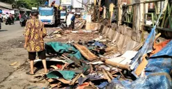 Bangunan liar di Jalur Puncak ditertibkan Satpol PP Kabupaten Bogor sebagai upaya mengurangi kemacetan di kawasan wisata tersebut. (Sumber: Dok. Pemkab Bogor)