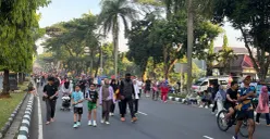 Warga berolahraga di CFD Tegar Beriman, Cibinong, Kabupaten Bogor, Minggu 26 April 2026. (Sumber: Poskota/Giffar Rivana)