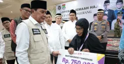 Bupati Tangerang, Maesyal Rasyid saat melepas keberangkatan jamaah haji di halaman Masjid Al-Amjad. (Sumber: Poskota/Veronica Prasetio)