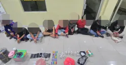 Jajaran Polsek Metro Tanah Abang mengungkap kasus penyalahgunaan narkotika jenis sabu di pinggir rel kereta di Tanah Abang, Jakarta Pusat. (Sumber: Dok. Polsek Tanah Abang)