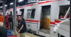 KRL Commuter Line tertabrak KA Argo Bromo Anggrek di Stasiun Bekasi Timur. (Sumber: Instagram/@infobekasi)