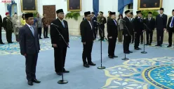 Presiden Prabowo Subianto melantik sejumlah pejabat baru dalam reshuffle kabinet kelima di Istana Negara, Jakarta, Senin, 27 April 2026 (Sumber: Sekretariat Presiden)