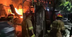 Petugas Damkar Kota Depok berjibaku memadamkan api yang melumat Gudang JNE Sukmajaya, Kota Depok, Minggu Malam, 26 April 2026. (Sumber: Damkar Kota Depok)