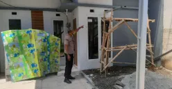 Anggota Polsek Parung memeriksa rumah diduga sedang direnovasi dan dimintai uang koordinasi oleh terduga ormas di wilayah Kecamatan Ciseeng, Kabupaten Bogor. (Sumber: Dok. Polsek Ciseeng)