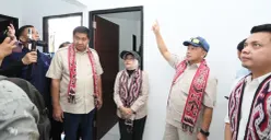 Mendagri Tito Karnavian bersama Menteri PKP meninjau perumahan di Sorong. (Sumber: Dok. Kemendagri)