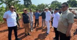 Komisi I DPRD Kabupaten Bogor saat meninjau pembukaan akses jalan di wilayah Gunung Putri untuk permudah akses warga. (Sumber: Dok. Setwan DPRD Kabupaten Bogor)