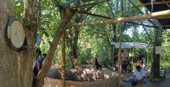 Petugas Polsek Carenang mengumpulkan barang bukti di lokasi sabung ayam di Kampung Bojong Samar, Desa Mekarsari, Kecamatan Carenang, Kabupaten Serang. (Sumber: Polsek Carenang)