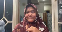 Anak korban kecelakaan Commuter Line vs KA Argo Bromo Angrek sedang bersiap memakamkan sang ibu, Selasa, 28 April 2026. (Sumber: Poskota/M. Tegar Jihad)