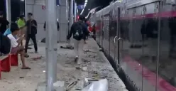 Puing-puing pascakecelakaan kereta di Stasiun Bekasi Timur, Senin malam 27 April 2026. (Sumber: Tiktok/@kangdeden_)