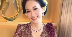 Maia Estianty tampil anggun dengan kebaya maroon dan perhiasan ruby mewah saat menghadiri akad nikah El Rumi dan Syifa Hadju di Raffles Hotel Jakarta. (Sumber: Instagram)
