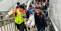 Para korban kecelakaan KA Argo Bromo Anggrek tabrak KRL Commuter Line di Stasiun Bekasi Timur dibawa ke sejumlah rumah sakit terdekat. (Sumber: Instagram/@keretaapikita)
