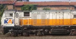 Evakuasi lokomotif KA Argo Bromo Anggrek yang menabrak KRL di kawasan Stasiun Bekasi Timur. (Sumber: Istimewa)