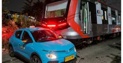 Ilustrasi. kecelakaan yang melibatkan taksi listrik milik Green SM Indonesia dengan Commuter Line di Stasiun Bekasi Timur, Kota Bekasi, Jawa Barat. (Sumber: Gemini AI)