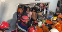 Penumpang KRL sedang dievakuasi di Stasiun Bekasi Timur, Jawa Barat. (Sumber: Istimewa)