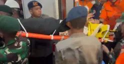 Proses evakuasi korban tabrakan KRL dan Argo Bromo Anggrek di Bekasi Timur. (Sumber: Istimewa)