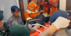 Korban kecelakaan rangkaian KRL dengan nomor perjalanan PLB 5568A (relasi Cikarang-Bekasi) yang tertemper KA Argo Bromo Anggrek (PLB 4B) relasi Gambir-Surabaya Pasar Turi sedang dievakuasi. (Sumber: Istimewa)