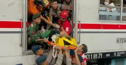 Penumpang KRL sedang dievakuasi di Stasiun Bekasi Timur, Jawa Barat. (Sumber: Istimewa)