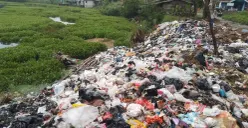 Sampah berceceran di sekitaran waduk Saguling, Kabupaten Bandung Barat. (Sumber: Poskota/Gatot Poedji Utomo)