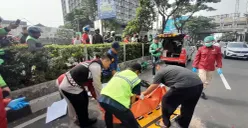 Kompol Daru W Saputro dan petugas evakuasi jenazah korban kecelakaan di Jalan Margonda, Depok, Selasa 28 April 2026. (Sumber: Poskota/Angga Pahlevi)