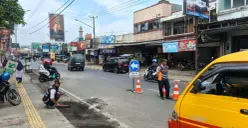 Dishub Bandung Barat melakukan survei sekaligus perbaikan jalan di kawasan Pasar Panorama Lembang. (Sumber: Poskota/Gatot Poedji Utomo)