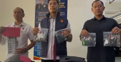Kasat Reskrim Polres Metro Depok, AKBP Made Gede Oka Utama didampingi Kasi Humas Polres Metro Depok, AKP I Made Budi dengan Kanit Resmob AKP Tulus memajang barang bukti hasil kejahatan pelaku. (Sumber: Poskota/Angga Pahlevi)