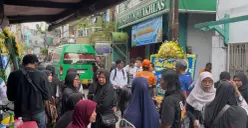 Jenazah Nuryati, 63 tahun, salah satu korban tewas kecelakaan maut KA Argo Bromo Anggrek dan KRL di Bekasi saat hendak akan dimakamkan, Selasa, 28 April 2026. (Sumber: Poskota/Pandi Ramedhan)