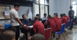 14 terduga pelaku pengeroyokan saat digiring ke sel tahanan Polres Pandeglang. (Sumber: Poskota/Samsul Fatoni)