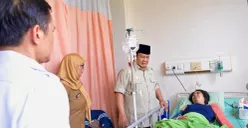 Presiden Prabowo Subianto menjenguk korban kecelakaan kereta api yang tengah dirawat di RSUD dr. Chasbullah Abdulmadjid, Kota Bekasi, Selasa, 28 April 2026. (Sumber: Istimewa)