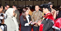 Menkomdigi Meutya Hafid ditemani Direktur Utama Telkom Dian Siswarini (paling kiri) dan Rektor Telkom University Prof. Suyanto (paling kanan) di Telkom University Convention Hall, Bandung, Sabtu, 25 April 2026. (Sumber: Dok. Telkom)