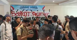 Suasana kericuhan dalam acara pelatihan KDMP di Pandeglang. (Sumber: Poskota/Samsul Fatoni)