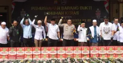 Kapolresta Serang Kota, Kombes Pol Yudha Satria bersama unsur Forkopimda Kota Serang, Tokoh Agama, Ketua DPRD Kabupaten Serang, dan perwakilan instansi terkait memusnahkan belasan ribu botol miras. (Sumber: Polresta Serang Kota)