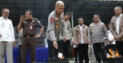 Kapolda Banten Irjen Pol Hengki memusnahkan uang palsu dengan cara dibakar di Mapolda Banten. (Sumber: Dok. Bindhumas Polda Banten)