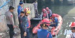 Tim SAR dari Ditpolairud Polda Metro Jaya bersama unsur SAR gabungan menemukan korban tenggelam berinisial di aliran DAS Banjir Kanal Timur (BKT), Jakarta Utara, dalam kondisi meninggal dunia, Rabu, 29 April 2026. (Sumber: Tim SAR gabungan)