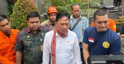 Anggota DPRD Jakarta, Kevin Wu meninjau lokasi kebakatan apartemen Mediterania Tanjung Duren, Grogol Petamburan, Jakarta Barat, Kamis, 30 April 2026. (Sumber: Poskota/Pandi Ramedhan)