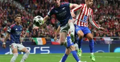 Pemain Arsenal dan Atletico Madrid berebut bola dalam laga leg pertama semifinal Liga Champions UEFA di Stadion Metropolitano, Madrid. Duel berakhir imbang 1-1 dan tiket final akan ditentukan di Emirates Stadium. (Sumber: X/@ani_digital)
