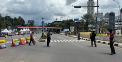 Potret Satlantas Polres Bogor saat memberlakukan one way di Jalur Puncak untuk mengurangi kepadatan. (Sumber: Poskota/Giffar Rivana)