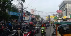 Kemacetan di Jalan Cinere, Depok dampak dari pengecoran jalan. (Sumber: Poskota/Angga Pahlevi)