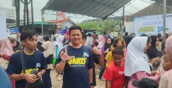 Ratusan warga menyerbu bazar murah dan jajanan gratis yang digelar Klinik Utama Mata Saruni Pandeglang. (Sumber: Poskota/Samsul Fatoni)