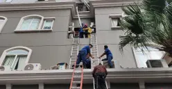 Upaya penyelamatan petugas pemadam kebakaran terhadpa penghuni apartemen Mediterania Tanjung Duren, Grogol Petamburan, Jakarta Barat, Kamis, 30 April 2026. (Sumber: Poskota/Pandi Ramedhan)