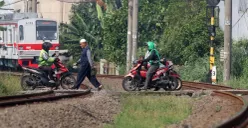 Ilustrasi, warga melintas di perlintasan rel tradisional di wilayah Bojonggede, Kabupaten Bogor. (Sumber: Poskota/Giffar Rivana)