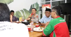 Kapolres Metro Depok Kombes Pol Abdul Waras melakukan koordinasi bersama  Ketua Gerakan pekerja dan buruh Indonesia Raya/Forum buruh Depok, Wido Praktino, kesiapan pengamanan buruh di Kota Depok. (Sumber: Poskota/Angga Pahlevi)