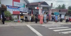 Sejumlah anggota Polisi saat melakukan olah TKP laka lantas di depan SD Negeri Sukaratu 5 Pandeglang. (Sumber: Poskota/Samsul Fatoni)