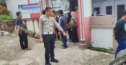 Anggota Polres Pandeglang saat melakukan olah TKP pada lokasi kecelakaan lalulintas maut di depan SDN Sukaratu 5. (Sumber: Poskota/Samsul Fatoni)